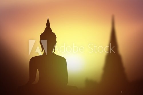 Fototapeta Sylwetka Buddha z słońca jaśnieniem od behind.