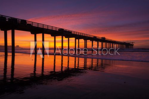 Fototapeta Sylwetka molo na plaży i wspaniały zachód słońca