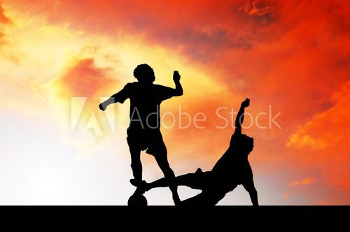 Fototapeta Sylwetki futbolistów na zmierzchu niebie
