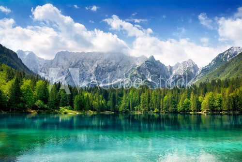 Fototapeta Turkusowy jezioro z lasem i górami