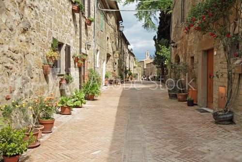 Fototapeta ulica wyłożona cegłą w starym włoskim borgo Sovana w Toskanii,
