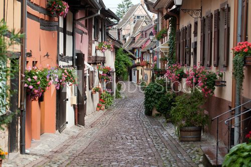 Fototapeta Ulica z średniowiecznymi domami z muru pruskiego w Eguisheim
