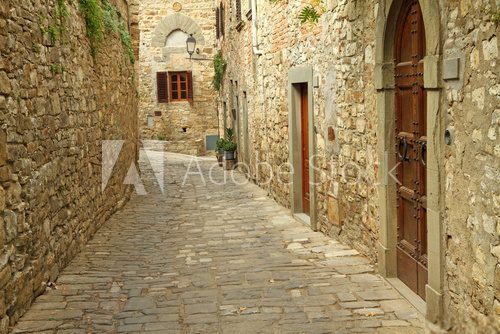 Fototapeta wąska brukowana ulica i kamienne ściany w włoskiej wiosce, Montefi