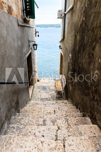 Fototapeta Wąskie schody do morza w Rovinj, Chorwacja