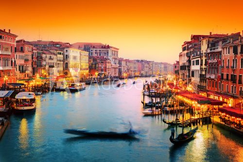 Fototapeta Wenecja, Włochy. Gondola unosi się na kanał grande przy zmierzchem