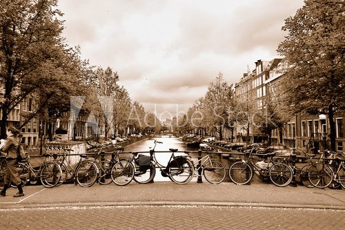 Fototapeta Widok Amsterdam centrum z bicyklami na moscie