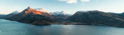 Fototapeta Widok z lotu ptaka na Glencoe i góry otaczające małe miasteczko w Szkocji