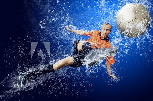 Fototapeta Woda opuszcza wokoło gracza futbolu pod wodą na błękitnym backgroun
