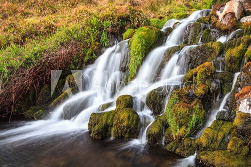 Fototapeta Wodospad w górach Szkocji