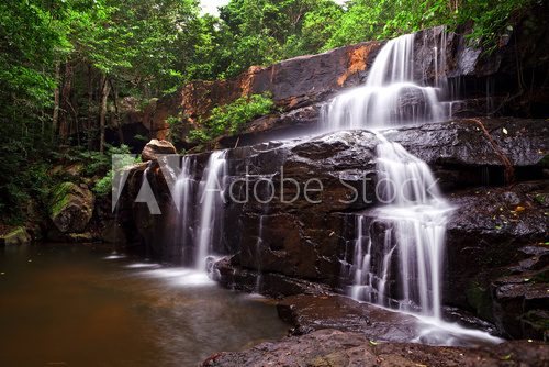 Fototapeta Wodospad w tropikalnym lesie