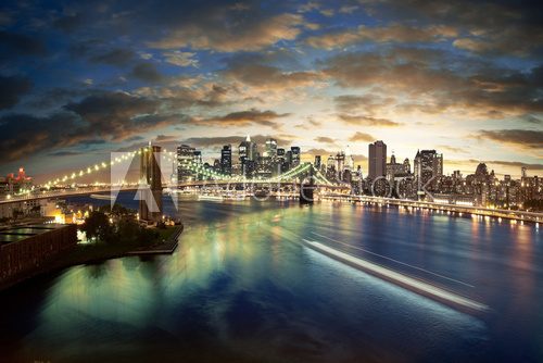 Fototapeta Zadziwiający Nowy Jork pejzaż miejski brać po zmierzchu -