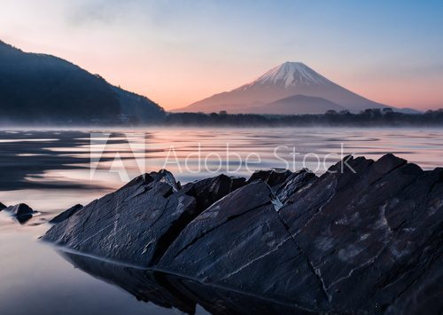 Fototapeta Zamontuj skały i wodę Fuji nad jeziorem Shoji