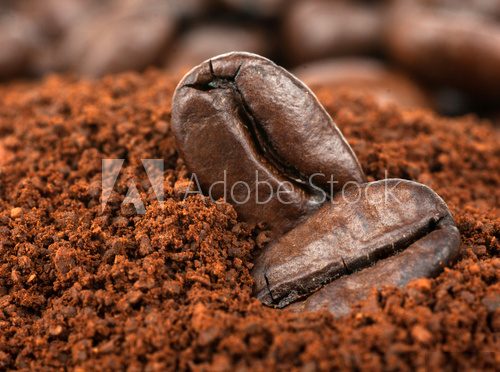 Fototapeta Ziarna kawy i granulowana kawa rozpuszczalna