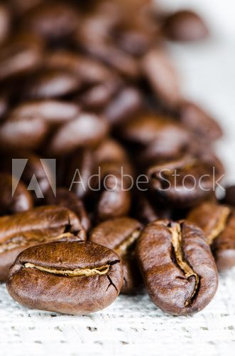 Fototapeta Ziarna kawy w serwetce lnianej