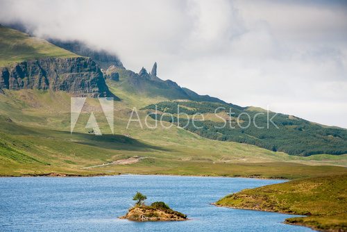 Fototapeta Zielony krajobraz Szkocji. Za Starym Storrem