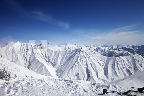 Fototapeta Zimowe ośnieżone góry i błękitne niebo