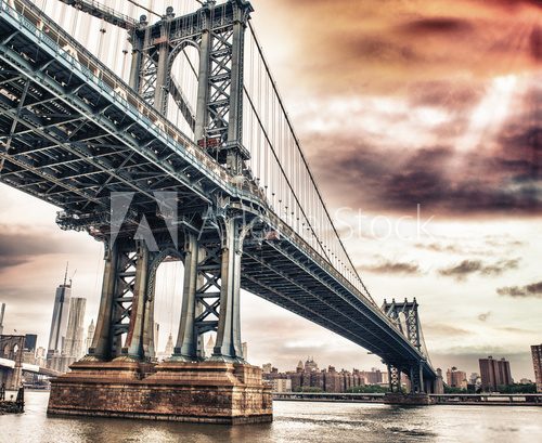 Fototapeta Zmierzch kolorów nieba nad wspaniałym Manhattan Bridge