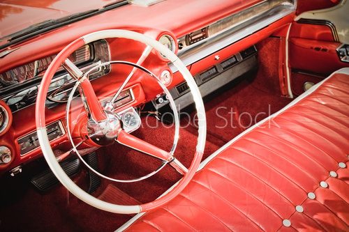Obraz klasyczne wnętrze samochodu z czerwoną skórzaną tapicerką