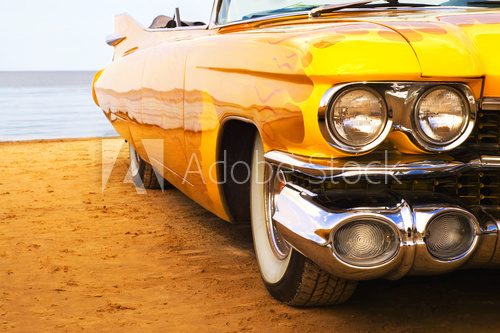 Obraz Klasyczny żółty płomień malowane Cadillac na plaży
