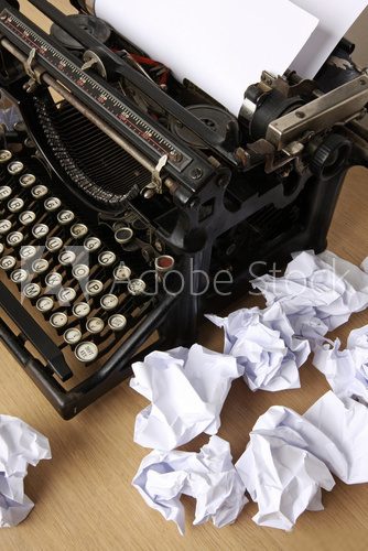 Obraz Maszyna do pisania z papierem rozproszonym - koncepcyjny obraz