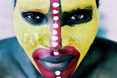 Obraz Młoda Afrykańska kobieta malował tradycyjnego, lomography spojrzenie