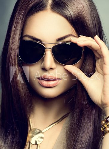 Obraz Model piękna dziewczyna z długie brązowe włosy nosi okulary