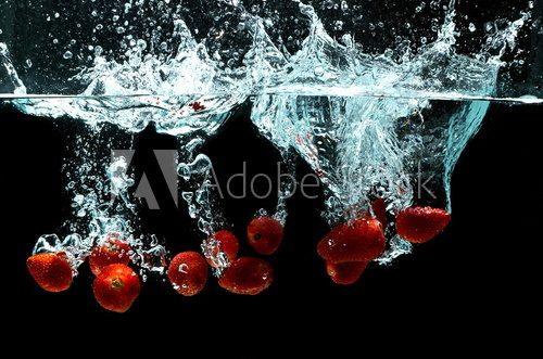 Obraz Owoce truskawkowe Splash na wodzie