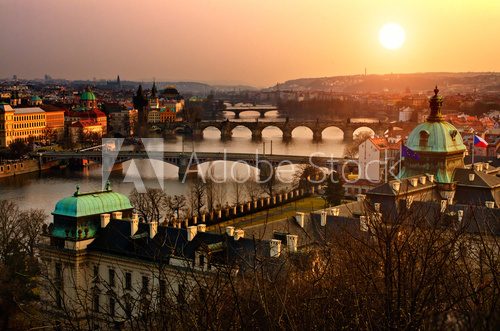 Obraz Panoramiczny widok na Most Karola i zachodem słońca Prague lights.