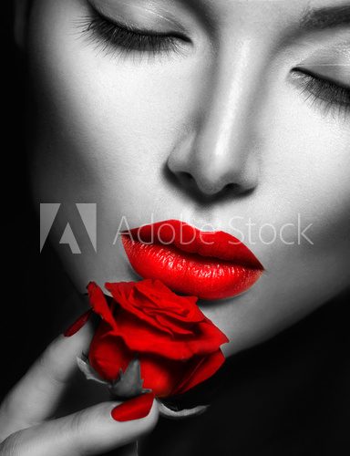 Obraz Piękna seksowna kobieta z czerwonymi wargami, gwoździami i róża kwiatem