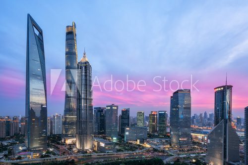 Obraz Piękna Shanghai miasta linia horyzontu w zmierzchu