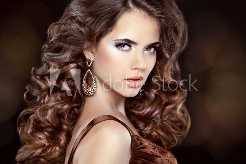 Obraz Piękny mody kobiety model z falistym długie włosy i mody ea