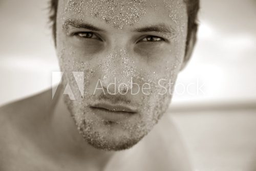 Obraz Portret odważny człowiek z piasku na twarzy