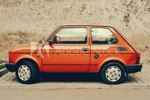 Obraz Retro auto na brukowanej ulicy