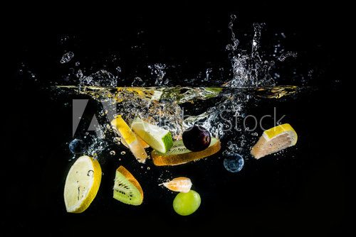 Obraz Rozpryskiwania owoców na wodzie.