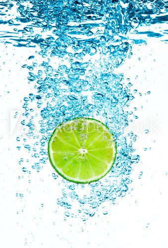 Obraz Zielona limonka w wodzie.