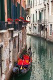 Fototapeta Backstreet kanał Wenecja z pustą gondolą