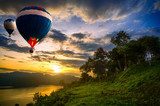 Fototapeta Balonów na ogrzane powietrze unoszące się nad jeziorem