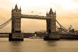 Fototapeta Basztowy most na rzecznym Thames w Londyn, UK, sepiowy styl.