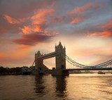 Fototapeta Basztowy most przeciw wschodowi słońca w Londyn, UK