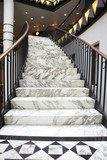 Fototapeta Biały marmurowy schodek w luksusowym wnętrzu