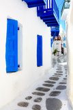 Fototapeta biały umyte wąska ulica na wyspie Mykonos