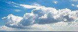 Fototapeta błękitne niebo i chmura dobrej pogody nad morzem