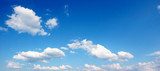 Fototapeta błękitne niebo z chmurami - format panoramiczny