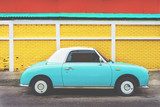 Fototapeta Boczny widok klasyczny samochód parkujący na ulicie w mieście - rocznika koloru skutka retro style