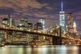 Fototapeta Brooklyn Bridge i Downtown Skyscrapers w Nowym Jorku o zmierzchu