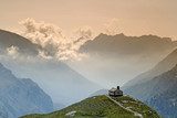 Fototapeta Chatka na trasie alpejskiego szlaku