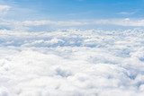 Fototapeta Chmury i niebo, widok z lotu ptaka z okna samolotu.