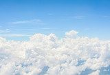 Fototapeta chmury. widok z okna samolotu lecącego w chmurach