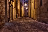 Fototapeta ciemna uliczka na starym mieście
