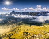 Fototapeta Colac pasmo górskie przy mgłowym lato rankiem. Góra Dolomity